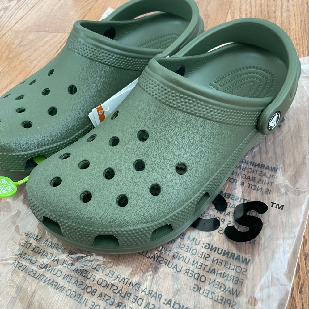 Brand New with Tags!! Women’s Crocs Classic army green size 8